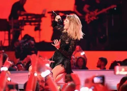 Taylor Swift bốc lửa trong concert duy nhất năm 2017