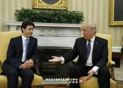 Thủ tướng Canada bị chụp ảnh bĩu môi khi bắt tay Trump