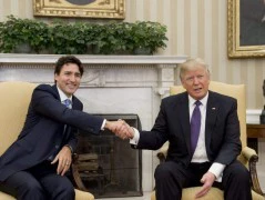 Thủ tướng Canada chống lại kiểu bắt tay của Trump thế nào