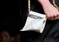 Túi xách hình cuộn giấy vệ sinh, mũ như chổi lông gà chắc chỉ Moschino mới nghĩ ra