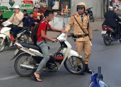 Vi phạm giao thông, học sinh rút tiền... mãi lộ CSGT!