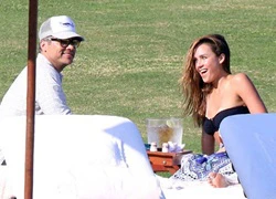 Vợ chồng Jessica Alba 'trốn con' đi nghỉ dưỡng dịp Valentine