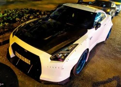 Xe thể thao Nissan GT-R độ thân rộng kiểu Nhật tại Sài Gòn