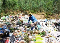 60 tấn rác mỗi ngày không có chỗ chứa vì dân chặn xe rác