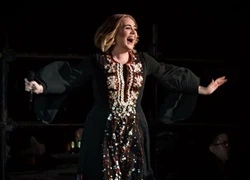 Adele di chuyển từ hậu trường lên sân khấu trong một chiếc hộp