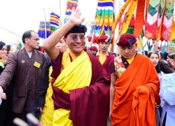 Ảnh: Đức Gyalwang Drukpa tặng tranh Phật khổng lồ cho Việt Nam