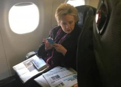 Ảnh Hillary Clinton xem báo phó tổng thống Mỹ lộ dùng email cá nhân gây sốt