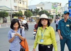 Bị xử phạt đậu xe chiếm vỉa hè: Tài xế lý luận &#8220;cùn&#8221; với nữ chủ tịch phường