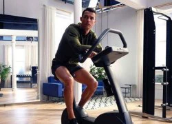 C. Ronaldo khoe ảnh điệu đà trong phòng tập