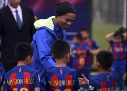 Chùm ảnh: Ronaldinho tận tình truyền nghề cho các sao nhí Trung Quốc