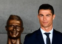 CR7 nhíu mày không vui trước bức tượng xấu của mình