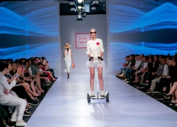 Dàn mẫu chạy xe điện cân bằng trên sàn catwalk