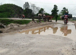 &#8220;Đánh đu&#8221; mạng sống khi qua cây cầu hơn 50 năm tuổi