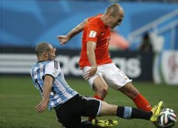 Fan cuồng xăm hình cú tắc bóng của Mascherano lên đùi