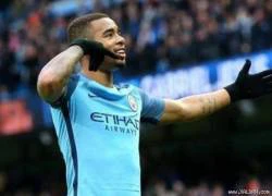 Gabriel Jesus ngồi xe điện người già đi siêu thị