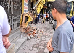 Hà Nội: Người dân hối hả làm lại bậc tam cấp "đúng chuẩn"