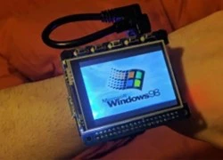 Hacker biến máy tính thu nhỏ thành smartwatch chạy Windows 98