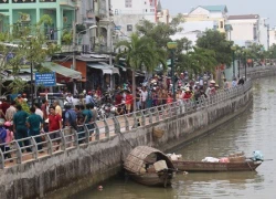 Hàng trăm người hiếu kì đi xem xác chết trôi sông