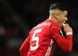 HLV Mourinho cho Rojo ăn chuối ngay trên sân