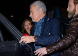 HLV Mourinho đưa vợ con đi ăn sau chiến thắng