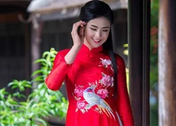 Hoa hậu Ngọc Hân duyên dáng với áo dài thêu tay