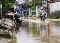 Kẹt giữa những khu đô thị mới, nhà dân biến thành... hầm