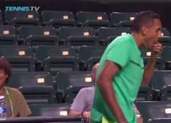 Kyrgios ăn khoai tây chiên của CĐV trong trận đấu ở Indian Wells