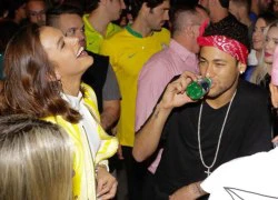 Neymar 'quẩy' cùng bạn gái mừng chiến tích của Brazil