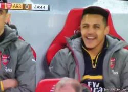 Nụ cười bí hiểm của Sanchez khiến CĐV Arsenal nhói lòng