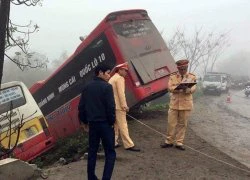 Ô tô khách lao xuống mép sông, chủ xe xuống kiểm tra bị đâm tử vong