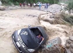 Peru: Ô tô bị lũ cuốn văng vào đá, thoát chết như phim