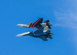 Phi đội Hiệp sĩ Nga áp lưng tiêm kích Su-30SM nhào lộn