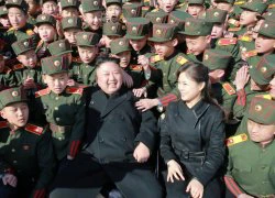 Phu nhân lãnh đạo Triều Tiên Kim Jong-un tái xuất sau gần 1 năm vắng bóng