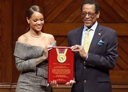 Rihanna nhận giải thưởng nhân đạo của Đại học Harvard