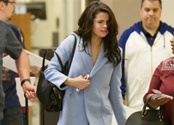 Selena Gomez phờ phạc ở sân bay sau chuyến thăm bạn trai