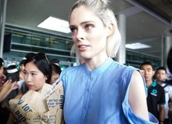 Siêu mẫu đình đám thế giới Coco Rocha rạng rỡ dù bị fan Việt bao vây tại sân bay