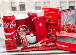 So màu đỏ của iPhone 7 với lon Coca, bóng Pokemon