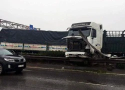 Tai nạn liên hoàn ở cầu Thanh Trì, container "vượt rào" lao xuống đường gom