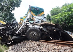 Tàu hỏa kéo lê ôtô 300 m do nhân viên không đóng gác chắn