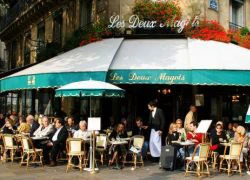 Từ "loạn vỉa hè" Việt Nam nhìn sang cà phê vỉa hè Paris