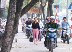 Vỉa hè Hà Nội chật cứng ô tô, xe máy trong giờ cao điểm