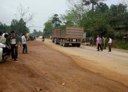 Xe đầu kéo va chạm xe máy, thai phụ và con gái tử vong