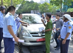 2 ôtô biển đỏ đậu trên vỉa hè bị quận 1 xử phạt