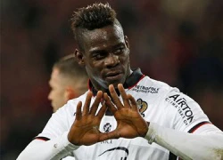 Balotelli trượt đầu gối ăn mừng ở&#8230; sân bay