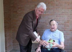 Bất ngờ món quà Bill Clinton vừa tặng cựu Tổng thống Bush