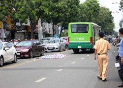 Bất ngờ ngã xe máy, người phụ nữ bị xe buýt cán chết