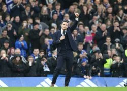 Bị fan bao vây, Lampard đã có hành động khiến nhiều người bất ngờ