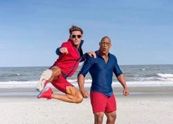 Cặp đôi 'trời đánh' Zac Efron The Rock trong 'Baywatch Đội Cứu hộ bãi biển'