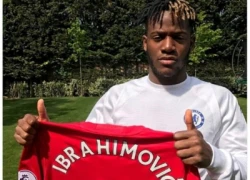 CĐV Chelsea đòi tống cổ Batshuayi vì ủng hộ Ibrahimovic