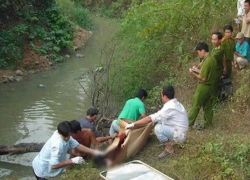 Cha bị sát hại, bé 3 tuổi đi tìm té suối tử vong